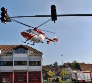  Auto prallt gegen Feuerwehrhaus, zwei Insassen schwer verletzt, Rettungshubschrauber im Einsatz