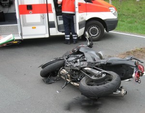 Hockenheim - Rhein-Neckar-Kreis - Schweres Motorrad fährt auf vorausfahrendes Krad auf. Zwei Verletzte