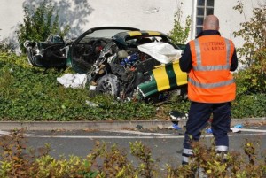  Auto prallt gegen Feuerwehrhaus, zwei Insassen schwer verletzt, Rettungshubschrauber im Einsatz