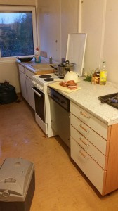 Hockenheim - Bewohner in Notunterkunft bekommen billigen Schrott anstatt eine Küche im Wert von 1500 Euro - nämlich das was ein Sponsor bezahlte - arme Menschen werden noch extra verascht - weil sie wehrlos sind.