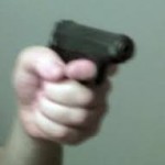 Mehrere Personen mit Schusswaffe bedroht