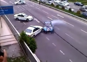 Rennfahrer verarscht Polizisten auf der Autobahn