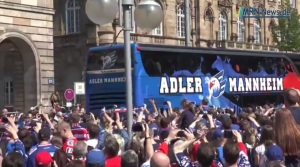 Tausende Fans bereiten dem Eishockey Meister 2015 Adler Mannheim umjubelten Empfang am Rathaus