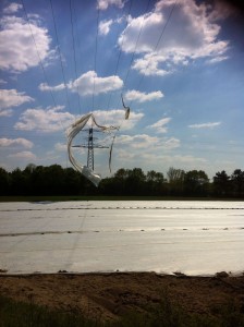 Ketsch - Spargelfolie löst sich und bleibt in Strommast hängen - Keine Verletzten