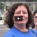 Riesiger blauer Würfel am Hauptbahnhof Mannheim kündigt Freiwilligentag am 17. September an