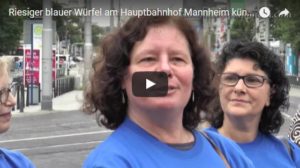 Riesiger blauer Würfel am Hauptbahnhof Mannheim kündigt Freiwilligentag am 17. September an 