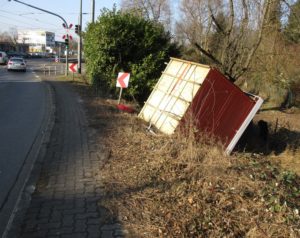 Mal kurz ein Gartenhaus auf der Straße verloren - Heidelberg Polizei sucht Besitzer eines verlorenen Gartenhauses