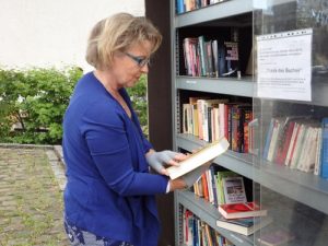 REILINGEN - Öffentliches Bücherregal Schenken Sie anderen Lesevergnügen