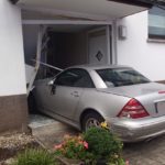 WIESLOCH – Autofahrer fährt mit der Tür ins Haus