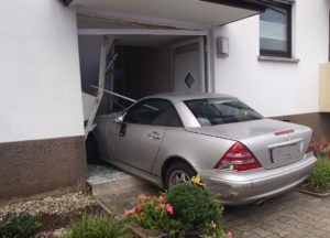 WIESLOCH - Autofahrer fährt mit der Tür ins Haus
