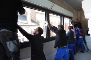 Bild 771 Die fachgerechte Fenstermontage übernehmen die Mitarbeiter der Firma Wifeba Simon & Heiler GbR aus Neulußheim.