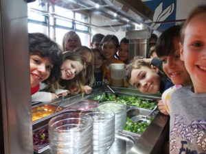 REILINGEN, Schule, Kochen mit frischen Zutaten und ansprechende Essumgebung sind ein Schlüssel zum Erfolg