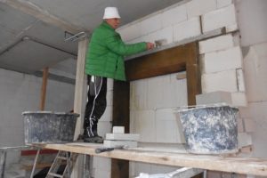 Bild 709: Die Sandstein-Gewände der ehemaligen Kirchenbibliothek werden in die Fassade des Neubaus integriert.