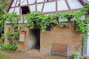 Reilingen, Über eine mögliche Sanierung des maroden Nebengebäudes entscheidet demnächst der Gemeinderat P1040274