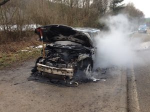 Epfenbach, Rhein-Neckar-Kreis Mini völlig ausgebrannt - Kreisstraße voll gesperrt - keine Verletzten