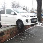 Mannheim Neckarstadt: Gaspedal mit Bremse verwechselt – Fahrzeug kommt auf Parkplatz in Dammstraße auf der Mauer zum stehen