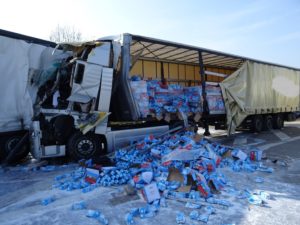Mannheim/Heidelberg/Rhein-Neckar-Kreis: Frachtpapiere sichten! - Zeitunglesen! Autobahnpolizei nimmt nach Verkehrsunfällen auf Autobahnen fahrerfremde Tätigkeiten ins Visier