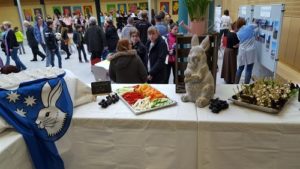 Kommunale Betreuung stellt Mensa-Angebot vor Kommunale Küchenfeen präsentieren ihr Können Zum Tag der offenen Tür am Freitag 9.3.2018 an der Friedrich-von-Schiller-Schule Reilingen präsentierte das Team der Kommunalen Küche ihren Alltag. Für die Besucher hatten die Küchenfeen Frikadellen, Fischstäbchen und Hafertaler samt Rohkost und Obst zubereitet.