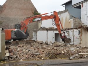 In jedem Ende liegt ein neuer Anfang Ehemaliges landwirtschaftliches Scheunengebäude mit Stallung macht Platz für einen Wohnhausneubau So schnell kann es gehen. Nur etwa zwei Wochen hat es gedauert, das Lebenswerk von mehreren Generationen dem Erdboden gleich zu machen. Wie angekündigt (siehe RN Ausgabe Nr. 6 S. 6) haben die neuen Eigentümer Scheune und Stallung auf dem rückwärtigen Teil des ehemaligen landwirtschaftlichen Anwesens in der Schulstraße 2 abreißen lassen.