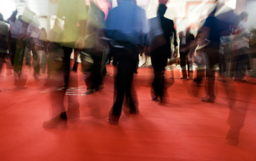 Wichtig und effektiv: Messeauftritt für regionale Unternehmen. Eine der wichtigsten Werbemaßnahmen für ein Unternehmen ist der Auftritt bei einer Messe. Gerade regionale Unternehmen, die eine Ausstellung in der Nähe ihres Standortes wählen, können dabei wertvolle Geschäftskontakte knüpfen und bereits bestehende ausbauen. Im persönlichen Gespräch Informationen auszutauschen und Beziehungen zu pflegen – diese Methode gilt nach wie vor als äußerst effektives Marketinginstrument.