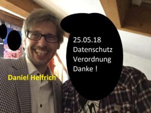 DANIEL HELFRICH, liebe Klavierkabarettfreunde, Nachdem ich mich mittlerweile in meinem neuen Wahl-Domizil Weinheim gut eingerichtet und eingelebt habe, darf ich mich mit von Regalen wund geschraubten Fingern mal wieder etwas mehr um die Kunst kümmern.   Ende April feierten wir mit illustren Gästen im Sapperlot in Lorsch meine 70. Kultursalon-Show. Es ist mir u.a. gelungen mit Henni Nachtsheim einen Helden meiner Jugend einzuladen.   Es war mir eine riesige Freude und Ehre zugleich, dass ich dann auch noch den Badesalz-Klassiker "Alles Gute zum Geburtstag" mit ihm gemeinsam performen durfte.