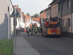Gartenlaubenbrand griff über. (jk)Waghäusel- Wiesental: Am Mittwochnachmittag Ist eine Gartenlaube im Stadtteil Wiesental in Brand geraten.