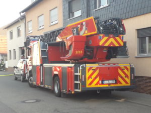Gartenlaubenbrand griff über. (jk)Waghäusel- Wiesental: Am Mittwochnachmittag ist eine Gartenlaube im Stadtteil Wiesental in Brand geraten.