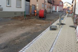 Auf der östlichen Straßenseite sind bereits die ersten Pflasterflächen befestigt.