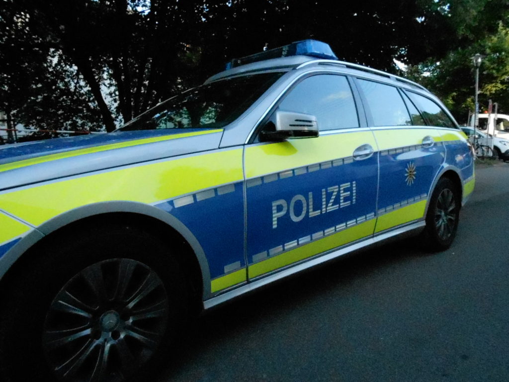 Karlsruhe - Baustellenabsperrung missachtet - hoher Sachschaden bei Unfall