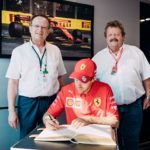 Sebastian Vettel trägt sich in das Goldene Buch der Stadt ein