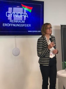 Staatssekretärin Katrin Schütz bei der Cynora Reinraum
