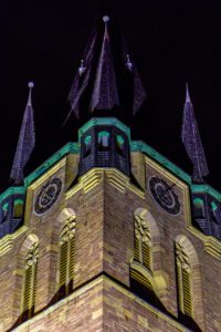 Im LED-Licht kommen die neugotischen Formen der katholischen Wendelinskirche besonders zur Geltung.jpg