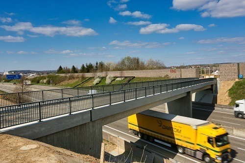 Autobahn-Überführung fertiggestellt Sinsheim-Steinsfurt. Jetzt passt’s wieder: Die landwirtschaftliche Brücke im Burgweg ist fertig. Das Bauwerk, das bei Steinsfurt die A6 Richtung Steinsberg überspannt, ist freigegeben. Die Brücke war im Rahmen des aktuellen sechsstreifigen Ausbaus der A6 durch den privaten Autobahnbetreiber ViA6West komplett erneuert worden. Die Vorgängerbrücke stammte noch aus den 1960er Jahren, als die Autobahn zwischen Mannheim und Heilbronn gebaut wurde.