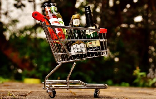Einkaufswagen mit Alkohol