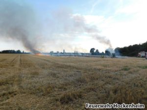 Strohballen- und Rundballenpressenbrand, Feuerwehr Hockenheim 01