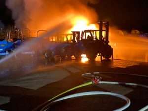 Feuerwehr Philippsburg - Vier Baufahrzeuge auf Firmengelände ausgebrannt