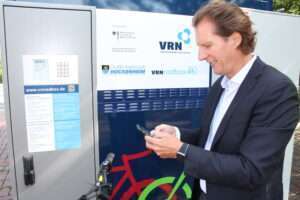 Olav Gutting an Fahrradboxen in Hockenheim Olav Gutting testet die Fahrradboxen in Hockenheim