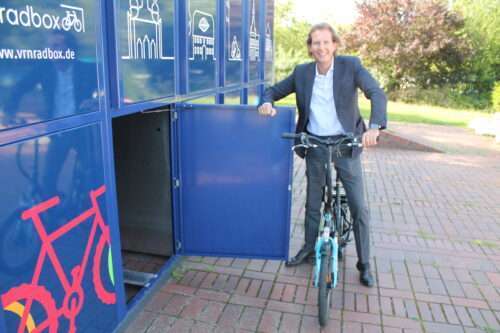 Olav Gutting testet die Fahrradboxen in Hockenheim