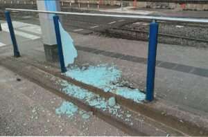 Heidelberg-Rohrbach: Unbekannte beschädigen Glaselement an Straßenbahnhaltestelle; Polizei sucht Zeugen