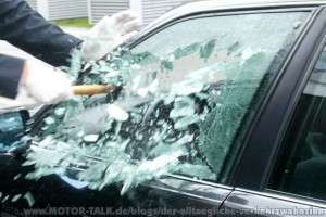 Hockenheim - Einbruch durch Einschlagen einer Scheibe an Pkw