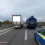 Hockenheim, Rhein-Neckar-Kreis: Auffahrunfall zwischen zwei Lkw auf der A61;57-Jähriger vorsorglich ins Krankenhaus verbracht; Polizeiwasserwerfer sichert Unfallstelle ab
