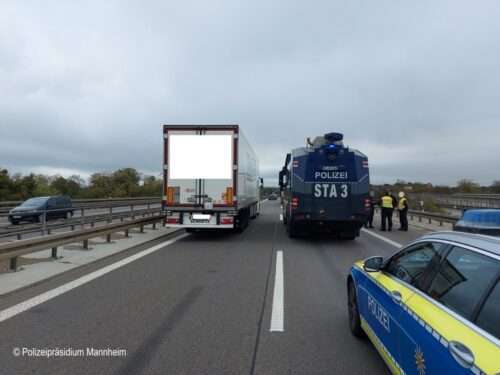 Hockenheim, Rhein-Neckar-Kreis: Auffahrunfall zwischen zwei Lkw auf der A61;57-Jähriger vorsorglich ins Krankenhaus verbracht; Polizeiwasserwerfer sichert Unfallstelle ab