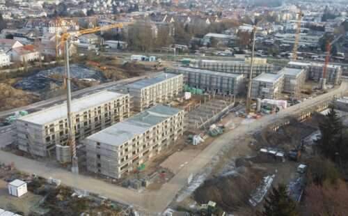 Im Quartier am Bach in Wiesloch drehen sich die Baukräne für die ersten 75 Reihenhäuser und Mehrfamilienhäuser.

 

Dateiname: H+C_QaB_HelicopterView_2022_12_15.jpg