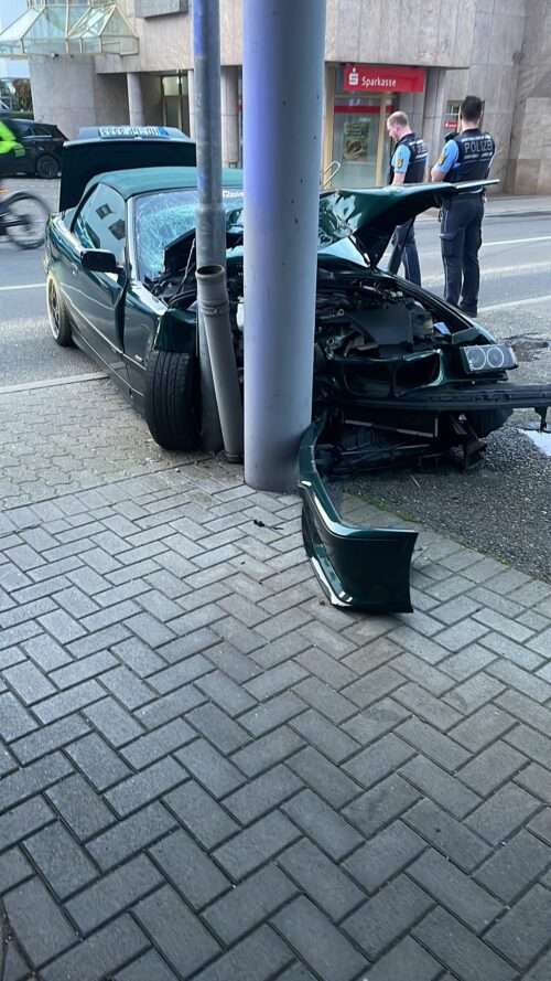Baiertal - Ungebremst mit Auto gegen Straßenlaterne und Pfeiler gefahren - 2 Verletzte