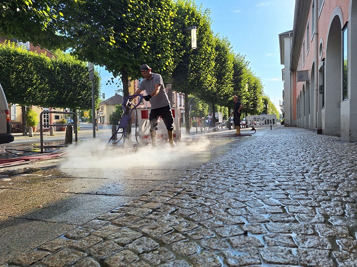 Stadt Schwetzingen reinigt Geh- und Radweg