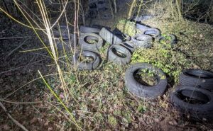 Unbekannte entsorgen Altreifen in der Natur – Zeugenaufruf in Bammental