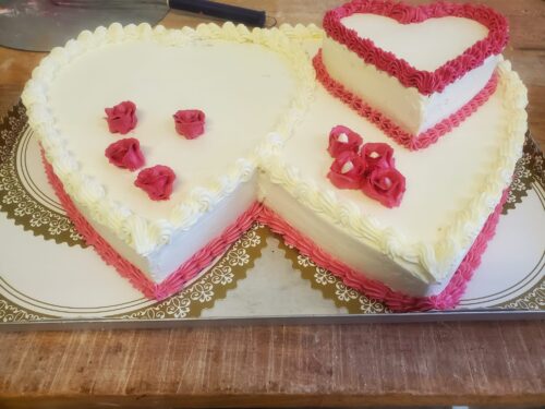 Eine Herztorte aus Reilingen kann Liebe, Dankbarkeit oder Verbundenheit ausdrücken. Beim Kreuzbäcker werden Geschmack, Größe und Gestaltung persönlich vereinbart. Kreuzbäckerei Jürgen Schieck
Hauptstraße 118
68799 Reilingen