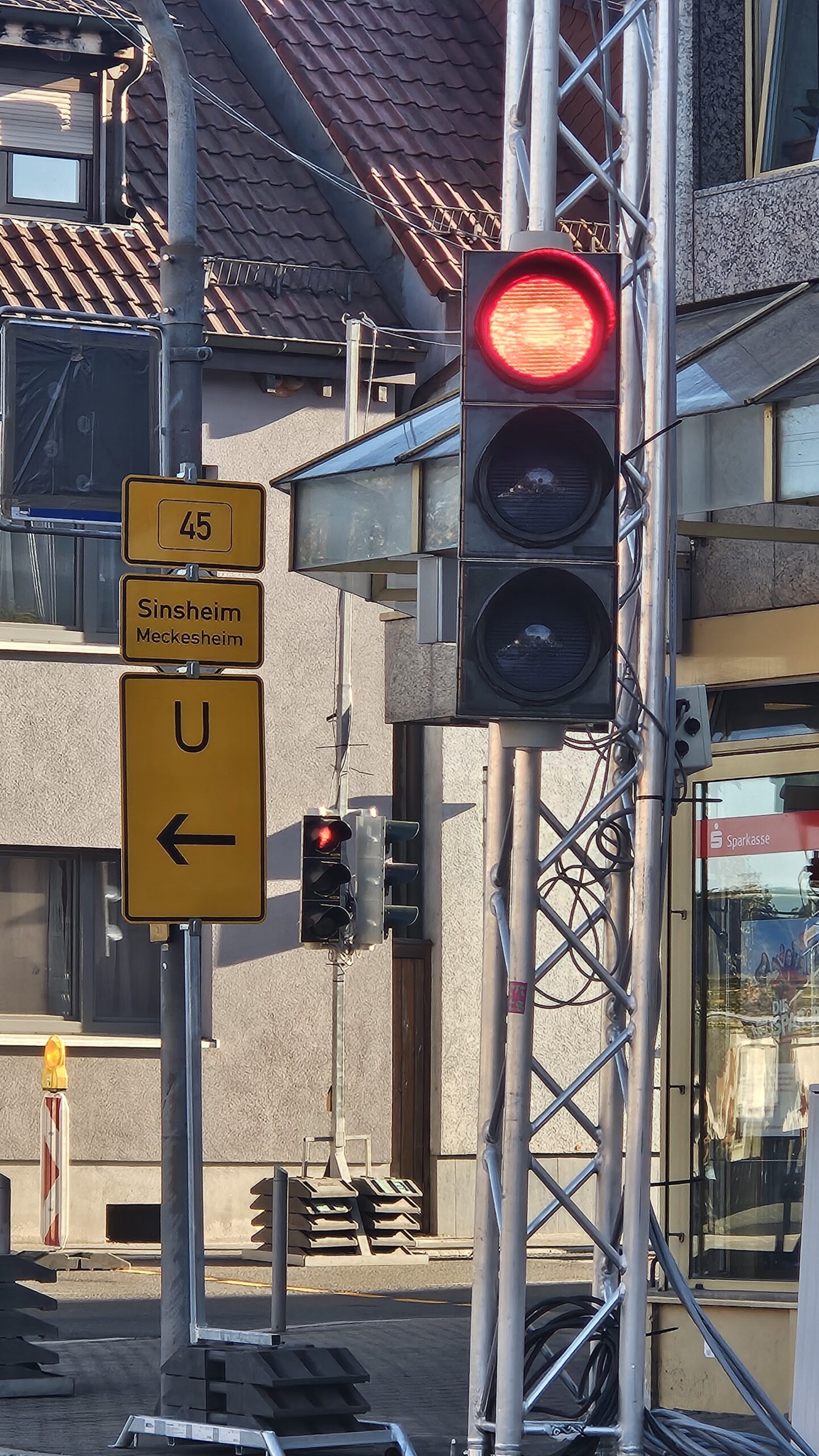 B45-Umleitung in Baiertal mit Baustellenampel an der Sparkasse – Foto Oliver Döll