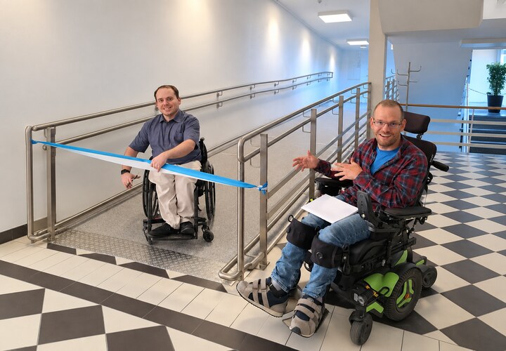 Martin Köhl und Leonid Schmidt an der neuen barrierefreien Rampe im Schwetzinger Rathaus