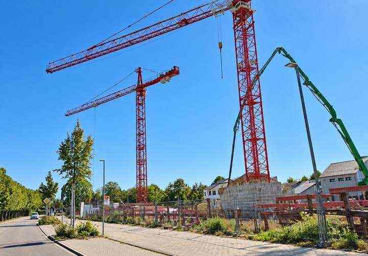Walldorf: Baustelle des Wohnungsbauprojekts an der Wieslocher Straße mit Kränen und Betonpumpe